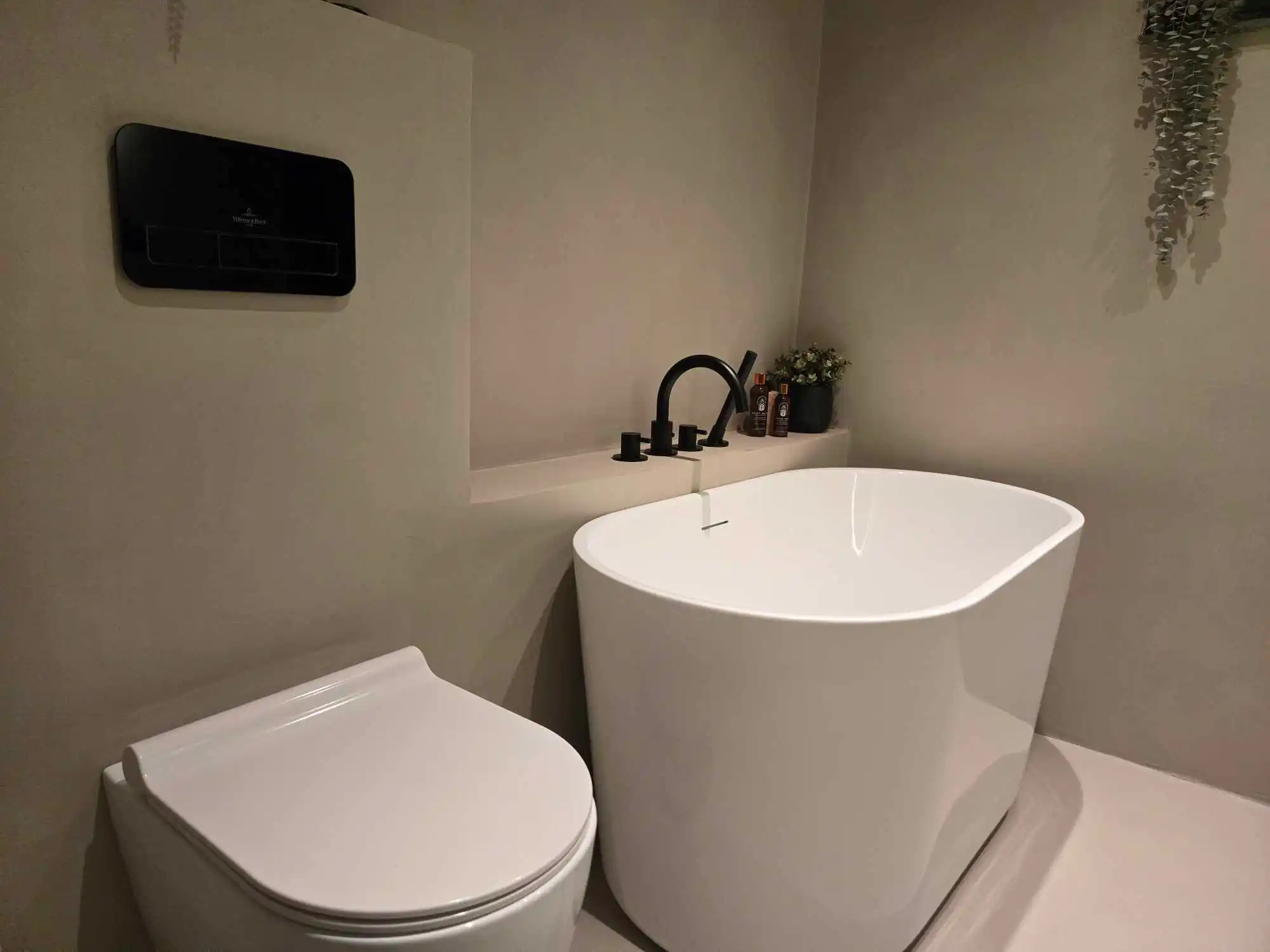 Moderne baderomsinteriør fra Trampe-Kindt Rør og Eiendomsservice i Hamar og Innlandet